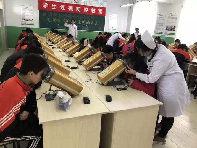 学校成立了一间"学生近视防控教室",同学们通过里面的永康视力提升机
