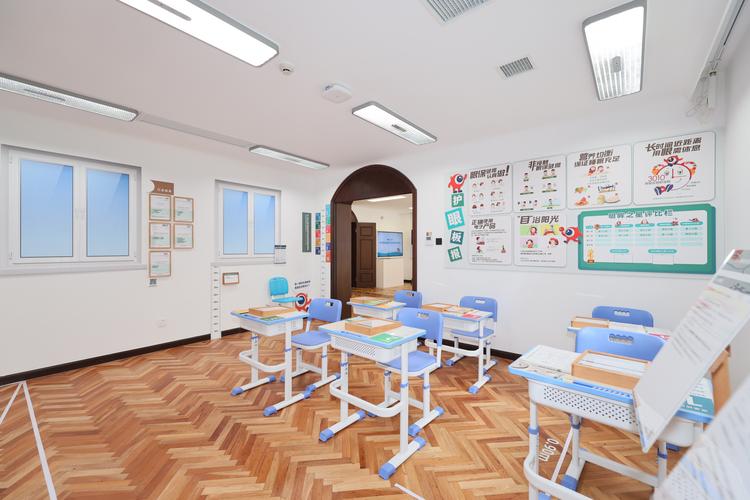 光与环境 近视防控的教室与家庭双场景革新